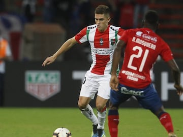 Dairon Mosquera marcando a un rival en el partido entre Medell&iacute;n y Palestino en el Atanasio Girardot por la vuelta de la fase II de Copa Libertadores 2019.