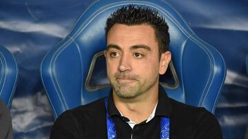 (FILES) A file photo taken on October 22, 2019 shows Al Sadd&#039;s Spanish coach Xavi Hernandez watching the second leg of the AFC Champions League semi-finals football match between Qatar&#039;s Al Sadd and Saudi&#039; Al Hilal in Riyadh. - Barcelona le