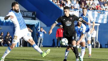 Tucu Hernández controla el balón en presencia de Siovas.