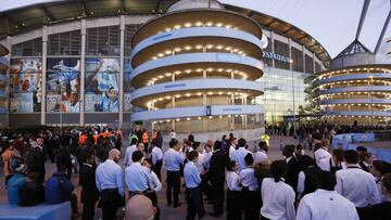 Desalojo en el Etihad Stadium antes del partido contra el Barcelona.