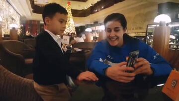 La tierna conversación de Carolina Marín con un niño en Guangzhou