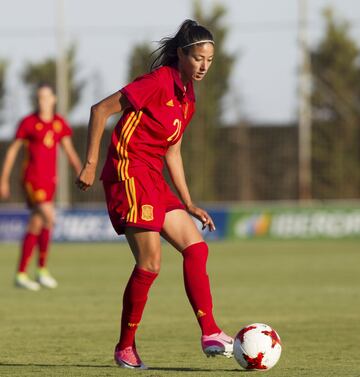 Lleva ya 24 partidos con la selección y destaca por su habilidad por la banda izquierda. Antes de fichar por el Barcelona definitivamente, tuvo un breve paso por el Valencia.