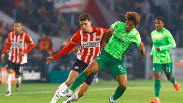 Soccer Football - Champions League - PSV Eindhoven v Sporting CP - Philips Stadion, Eindhoven, Netherlands - October 1, 2024 PSV Eindhoven's Guus Til in action with Sporting CP's Hidemasa Morita REUTERS/Piroschka Van De Wouw