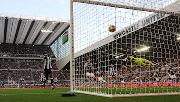 Soccer Football - Premier League - Newcastle United v Aston Villa - St James' Park, Newcastle, Britain - December 26, 2024 Newcastle United's Anthony Gordon scores their first goal past Aston Villa's Emiliano Martinez Action Images via Reuters/Lee Smith EDITORIAL USE ONLY. NO USE WITH UNAUTHORIZED AUDIO, VIDEO, DATA, FIXTURE LISTS, CLUB/LEAGUE LOGOS OR 'LIVE' SERVICES. ONLINE IN-MATCH USE LIMITED TO 120 IMAGES, NO VIDEO EMULATION. NO USE IN BETTING, GAMES OR SINGLE CLUB/LEAGUE/PLAYER PUBLICATIONS. PLEASE CONTACT YOUR ACCOUNT REPRESENTATIVE FOR FURTHER DETAILS..