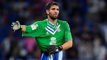 Leandro Cabrera, poniéndose la camiseta de portero del Español esta temporada contra el Real Madrid.