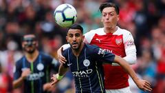 Riyad Mahrez (Manchester City) y Mesut Ozil (Arsenal) pugnan por un bal&oacute;n en la primera jornada de la Premier League 2018-2019.