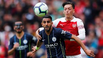 Riyad Mahrez (Manchester City) y Mesut Ozil (Arsenal) pugnan por un bal&oacute;n en la primera jornada de la Premier League 2018-2019.