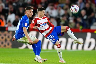 El defensa del equipo nazarí tuvo dos acciones destacadas en el partido ante el Getafe. Una, en su área, donde consiguió despejar un balón en la línea de gol que ya cantaban los seguidores azulones. En ataque, una internada suya, con pase atrás incluido, acabó en el gol de su equipo.