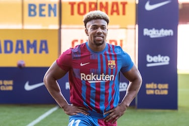 Fue uno de los primeros fichajes de Xavi en la entidad. Llegaba cedido como una opción de verticalidad por banda ante las constantes bajas por lesión de Dembélé o Ansu Fati. En 17 partidos repartió 4 asistencias, pero no era suficiente para lo que Xavi exigía y, por ende, acabaría saliendo del Barça. En la actualidad, a sus 29 años, disfruta de regularidad en la Premier League en el Fulham, donde la pasada temporada marcó 2 goles y dio 8 asistencias en 41 encuentros. 
