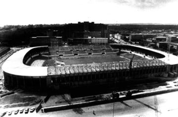 La Romareda se levantó en un tiempo récord para la época. El 9 de febrero de 1956, a propuesta del alcalde Gómez Laguna, el pleno del Ayuntamiento de Zaragoza aprobó la construcción del nuevo campo en un terreno municipal sin urbanizar al final de la Gran Vía y colindante con una acequia conocida como La Romareda.