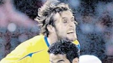 <b>LUCHA. </b>Al Khatani y Von Sclesllgeer, en el partido de ayer.