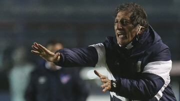 Peru&#039;s Alianza Lima head coach Mario Salas gestures during a closed-door Copa Libertadores group phase football match against Uruguay&#039;s Nacional at the Gran Parque Central Stadium in Montevideo, on October 21, 2020, amid the COVID-19 novel coron