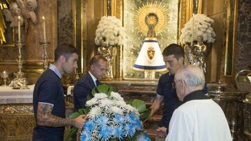 GRA140. ZARAGOZA, 18/08/2016.- Los jugadores del Real Zaragoza, Cani (i) y Zapater (d), junto al presidente del club, Christian Lapetra (c) durante la tradicional ofrenda floral del equipo a la Virgen del Pilar, antes de comenzar la Liga, hoy en Zaragoza. EFE/Toni Galán