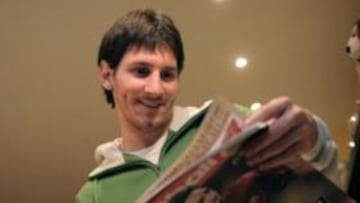 Messi ojea la portada de la revista 'France Football' en la que su conquista del Balón de Oro es la gran protagonista.