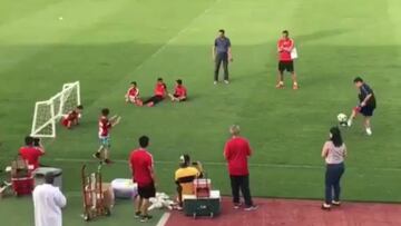 La emocionante historia de Maradona y Ali, un niño discapacitado