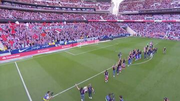 Las jugadoras del Atlético ofreciendo la Liga en el Wanda Metropolitano.