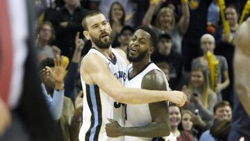 Marc Gasol y Jamychal Green se abrazan tras la primera victoria de los Grizzlies en 27 d&iacute;as.