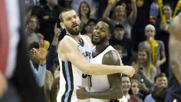 Marc Gasol y Jamychal Green se abrazan tras la primera victoria de los Grizzlies en 27 d&iacute;as.