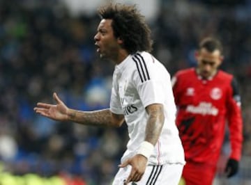 Marcelo protesta al colegiado la tarjeta amarilla. El brasileño no podrá jugar el derby por acumulación de tarjetas.