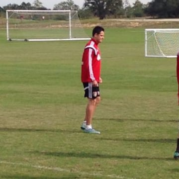 Javier Hernández recibió la visita del técnico de la Selección Mexicana, Juan Carlos Osorio, durante el entrenamiento del Bayer Leverkusen en Miami.