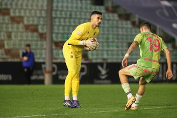 Juanpa Palomares coge el bal¨®n ante Roberto.