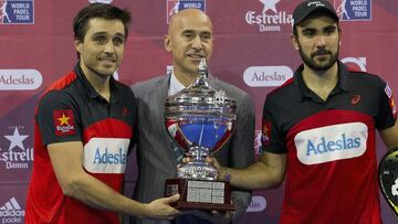 La pareja de jugadores Fernando Belastegu&iacute;n y Pablo Lima recogen de manos de Mario Hernando, director general de World Padel Tour.