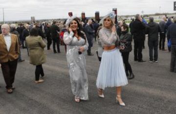 Grand National: Ladies' Day elegance from Aintree