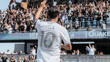 Carlos Vela celebrando con los aficionados de LAFC