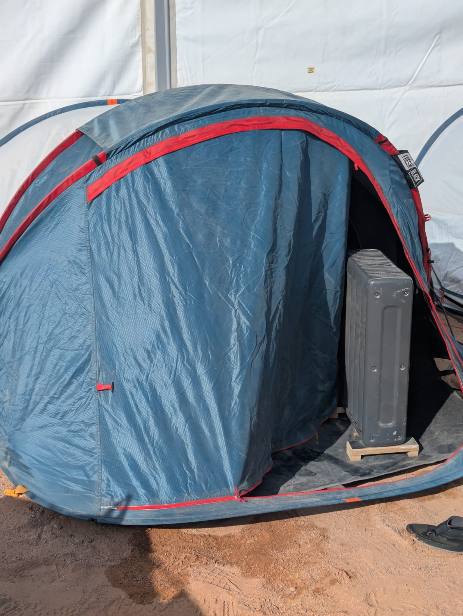 Tienda de campaña del Dakar con un radiador.