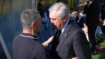 El entrenador de Las Palmas, Xavi Garc¨ªa Pimienta saluda al del Real Madrid, Carlo Ancelotti
