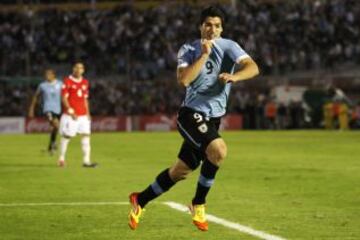 Lleva hasta ahora 16 goles con Uruguay (2010, 2014). En total ha hecho 44 y es el máximo goleador uruguayo.