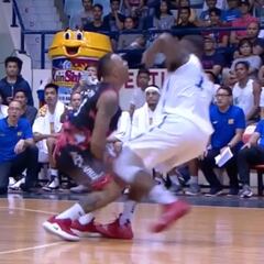 Un ex NBA da un codazo en la entrepierna y baila burlándose: la venganza fue peor...