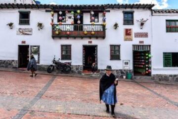 Balones colgados de los balcones, la estatua de un balón en la plaza del pueblo, un museo del balón, 20 fábricas de balones... está claro de qué vive el pequeño pueblo colombiano de Monguí.
