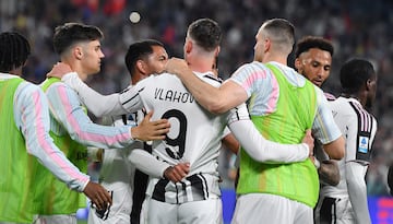 Turin (Italy), 18/05/2025.- Juventus' Dusan Vlahovic jubilates after scoring the 2-0 goal during the Italian Serie A soccer match Juventus FC against Udinese Calcio in Turin, Italy, 18 May 2025. (Italia) EFE/EPA/Alessandro Di Marco