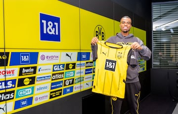 Chukwuemeka, presentado como jugador del Dortmund.