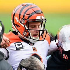Joe Burrow sale del campo con lesión en la rodilla