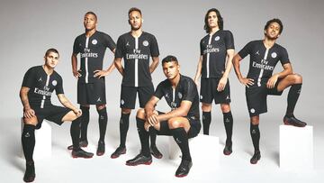 Verratti, Mbapp&eacute;, Neymar, Thiago Sivla, Cavani y Marquinhos posan con la nueva camiseta del PSG en colaboraci&oacute;n con Jordan Brand.