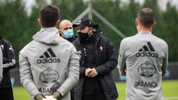 Chacho Coudet se dirige a sus jugadores durante un entrenamiento en A Madroa.