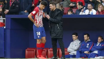 Simeone, dándole instrucciones a Rodrigo durante un partido del Atlético.