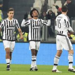 Cuadrado marca de cabeza y lidera la remontada de la Juve