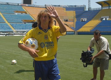 Jugó en el Villarreal en la temporada 2003-04.