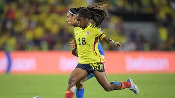 Colombia's Linda Caicedo (front) and Brazil's Antonia vie for the ball during their Conmebol 2022 women's Copa America football tournament final match at the Alfonso Lopez stadium in Bucaramanga, Colombia, on July 30, 2022. (Photo by Raul ARBOLEDA / AFP)