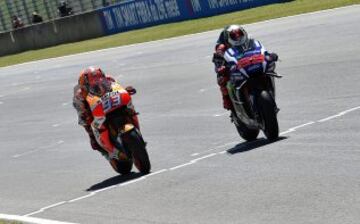 Espectacular vuelta final en MotoGP de Jorge Lorenzo y Marc Márquez. Lorenzo gana por 19 milésimas. Iannone acaba tercero.