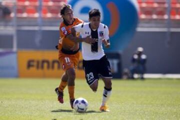 Baeza lucha la pelota ante Cristaldo.