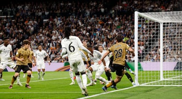 1-2. Pablo Marín se va de Eduardo Camavinga, sobre la línea de fondo, pone el pase atrás y David Alaba desvia el balón hacia su propia portería para batir a Andriy Lunin.