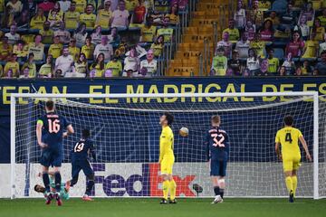 2-1. Nicolas P¨¦p¨¦ marco de penalti el primer gol.