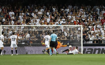 1-2. Alexandre Lacezette marc¨® el segundo gol.