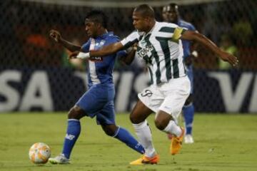 MED702. MEDELLÍN (COLOMBIA), 14/05/2015.- El jugador de Atlético Nacional Alexis Henriquez (d) disputa el balón con el jugador de Emelec Miller Bolaños (i) hoy, jueves 14 de mayo de 2015, durante su partido de la Copa Libertadores en Medellín (Colombia). EFE/LUIS EDUARDO NORIEGA