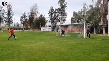 ¡Paredes 'recordó' uno de sus mejores goles a la U en práctica de Colo Colo!