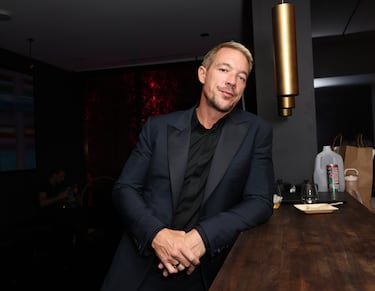 Su relación fue breve y se desarrolló principalmente en 2014, con algunos reportes que la extienden hasta principios de 2015. Se reportó que la pareja se conoció y comenzó a salir en el festival de música de Coachella en 2014. La relación terminó poco después, y se especuló que Katy Perry no estaba preparada para un compromiso serio en ese momento, siguiendo a su difícil divorcio de Russell Brand y su posterior relación intermitente con John Mayer.